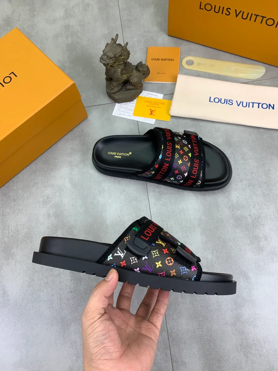 Men's shoes 💰P320💰【New style】🆘 Original quality 【LOUIS VUITTON】The popular Louis Vuitton LV men's slippers on the official website are on sale simultaneously! Original fabric imported from Italy, original factory special supply, code number: 38-44 (45 customized), many colors available